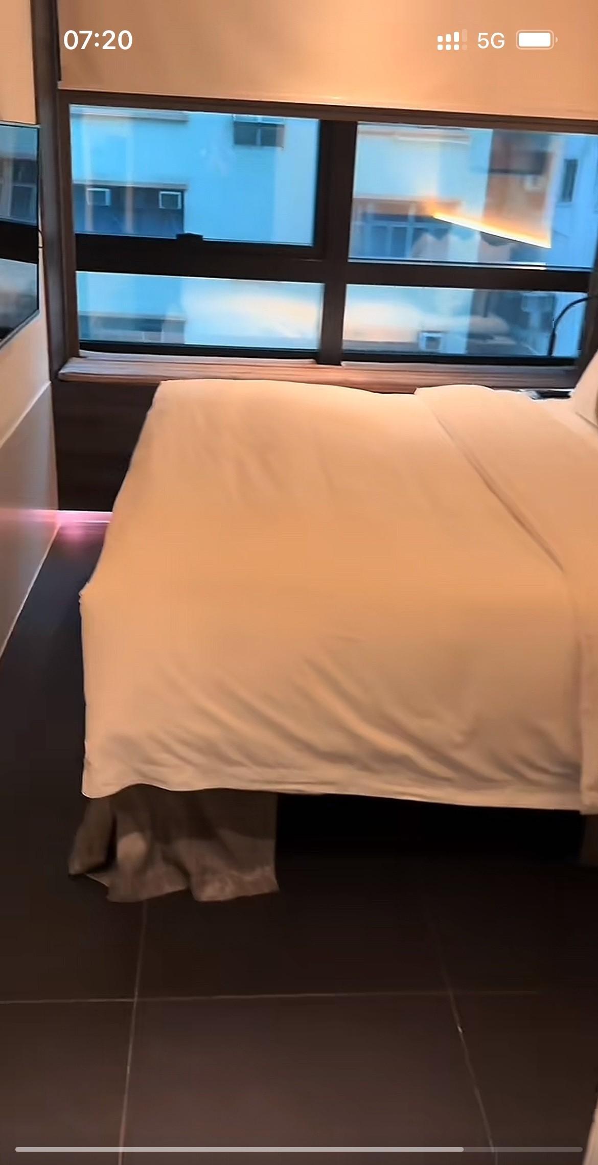 香港铜锣湾400元一晚的酒店，房间虽小该有的都有，来旅游住几天还是可以的。