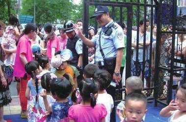 外甥女和小姨同上一所幼儿园, 场面太尴尬