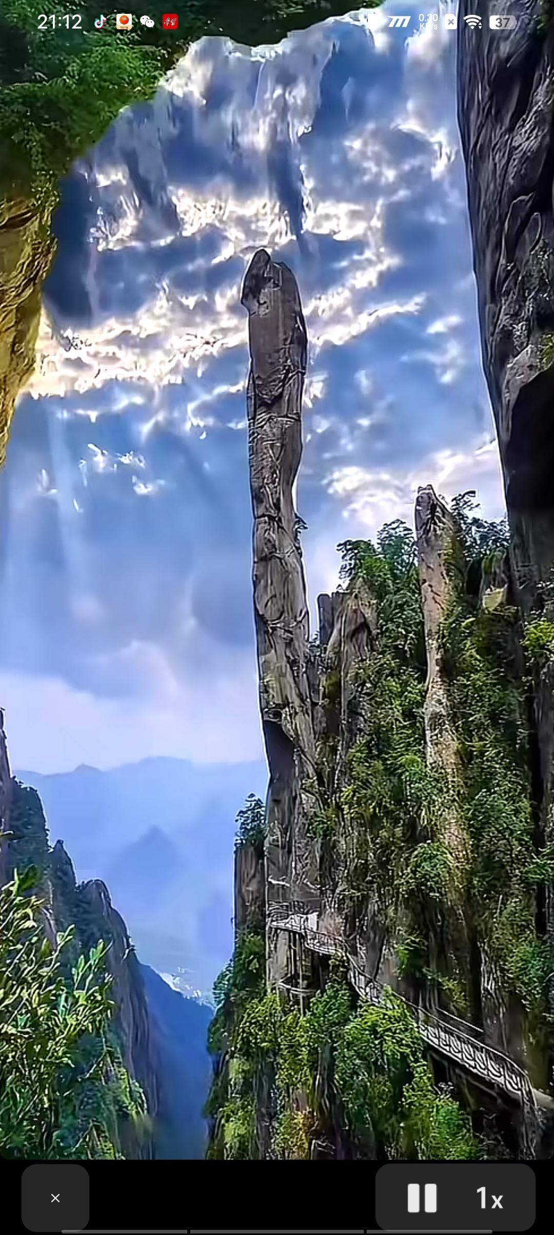 云雾缭绕的仙境，奇峰耸立，仿佛置身于世外桃源。