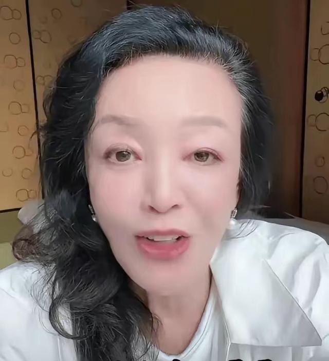 张兰为什么担心在多年以后，没人保护两个孩子，原因有两点。张兰最近总提起两个大孙