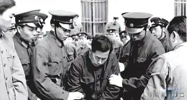 战功赫赫的战斗英雄，为何一夜之间轰然倒塌1988年战斗英雄李德金遭亲信参告