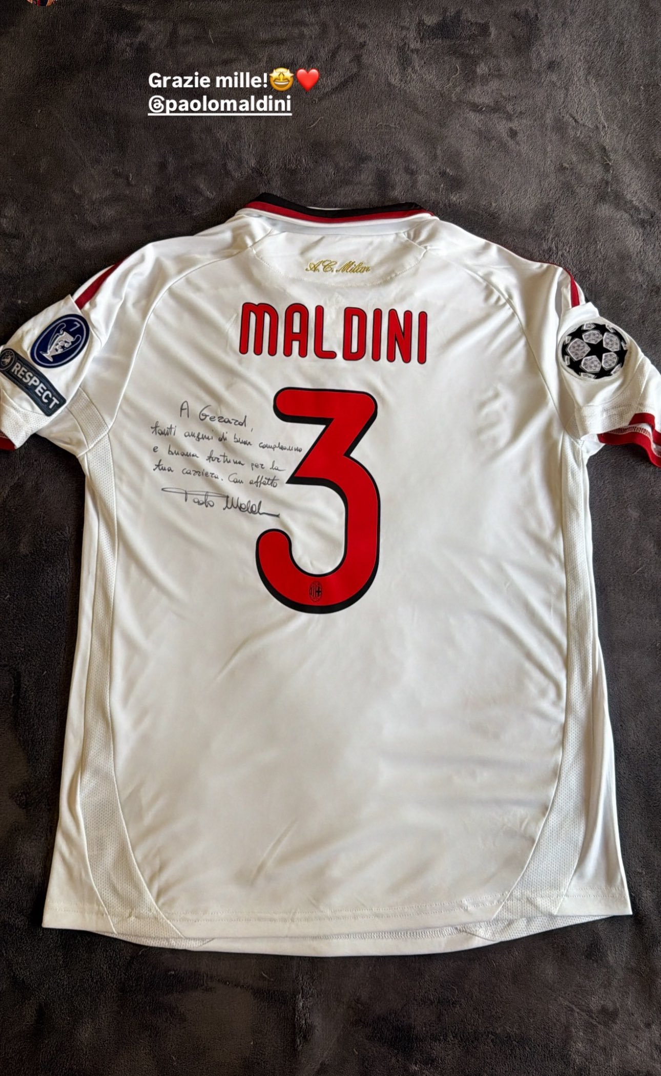 保罗·马尔蒂尼将他签名的球衣送给了杰拉德·马丁😍❤️欧冠抽签巴萨至死不渝红蓝魂