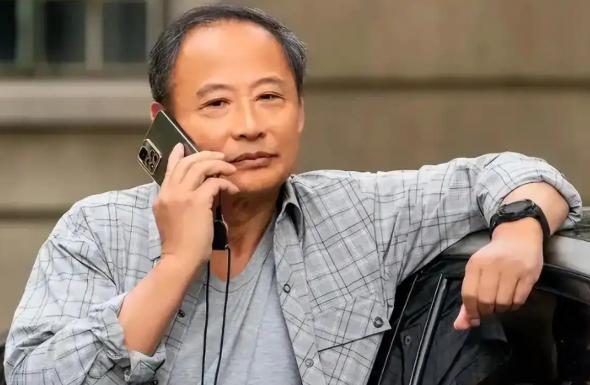 他赴美进修2年，回国推门，竟见妻子正坐月子。他没吵没闹，离得干脆利落。可这口气，