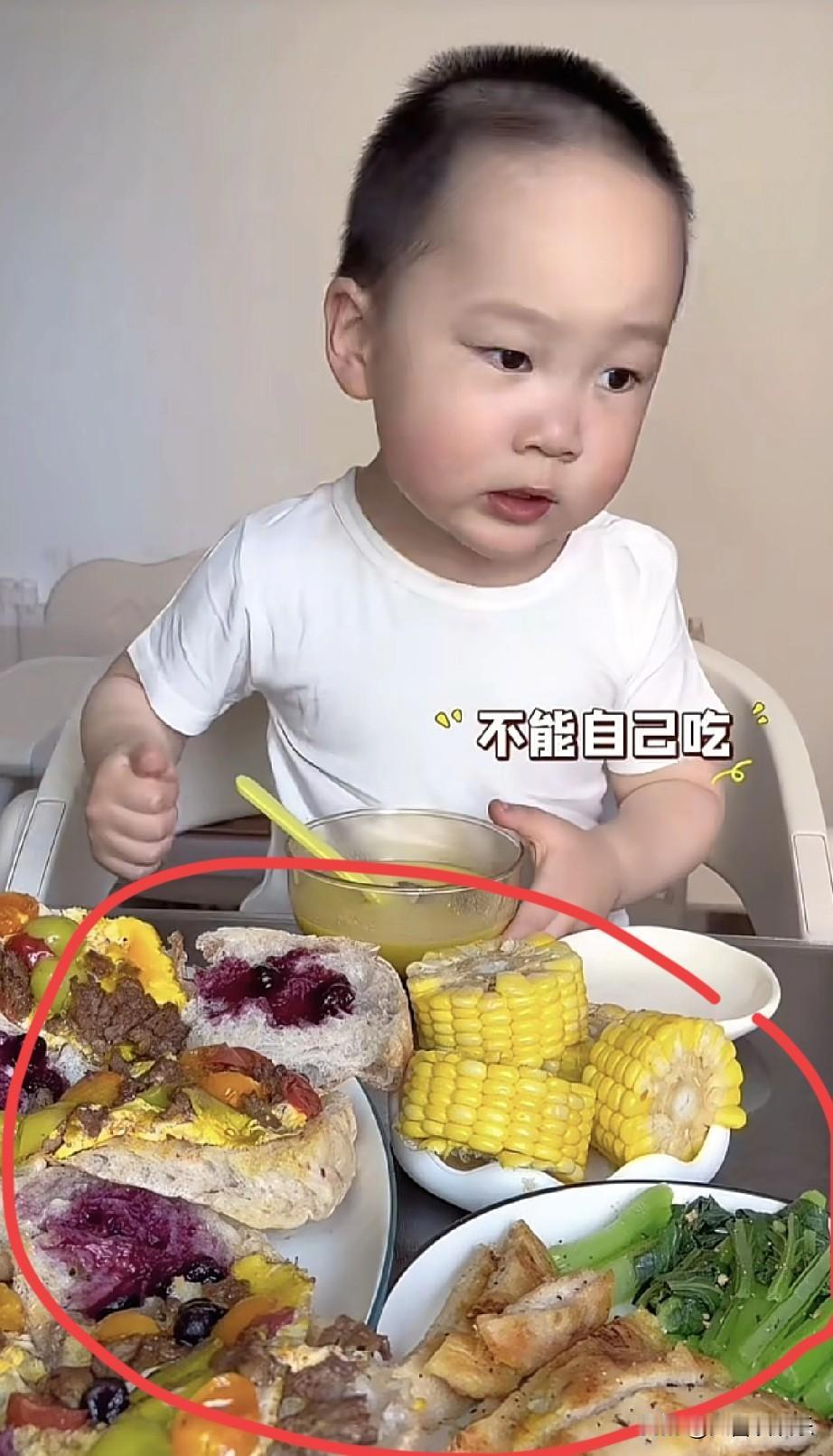 我敢说吃播米乐，永远不会翻车。不是因为他吃饭多，更不是不挑食，而是不管他啥