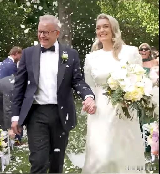 澳大利亚总理安东尼·阿尔巴尼斯在堪培拉的官邸“Lodge”举办了一场私密婚礼，迎