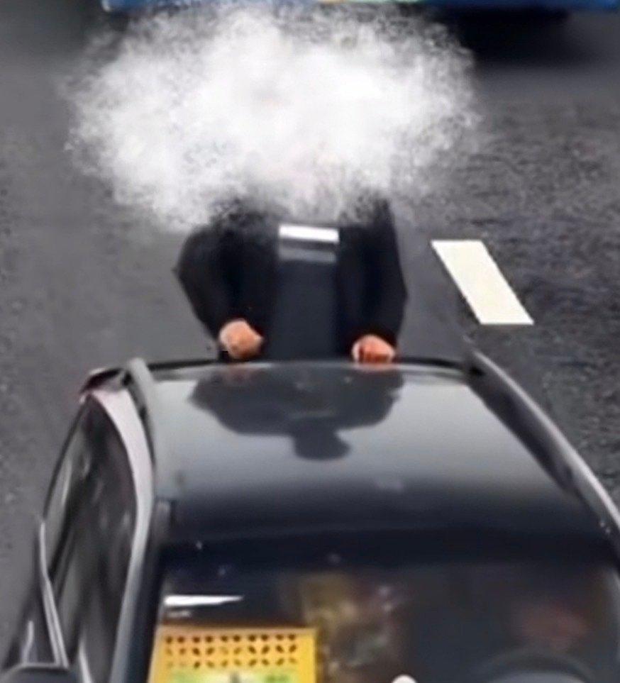 新疆喀什一女子怀疑自己老公出轨，居然想出了一个玩命的招儿，直接扒在老公开的货车车