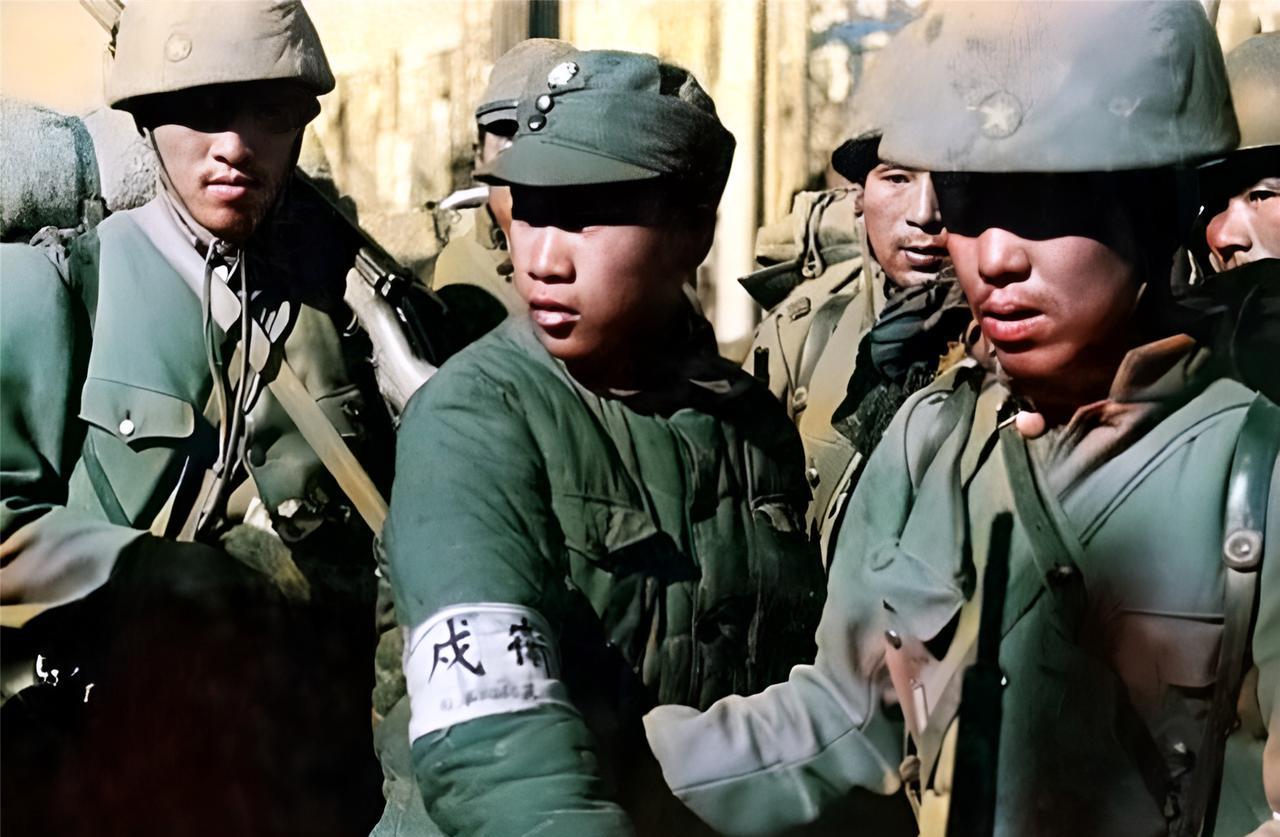 一九三七年十二月，一名国军士兵被日军俘虏。这名国军士兵的胳臂上戴着“卫戍”字样的