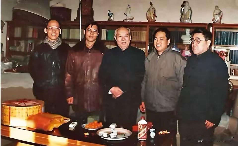 📸照片介绍这是汪东兴与友人在家中的合影。画面居中者为汪东兴，屋内书柜满