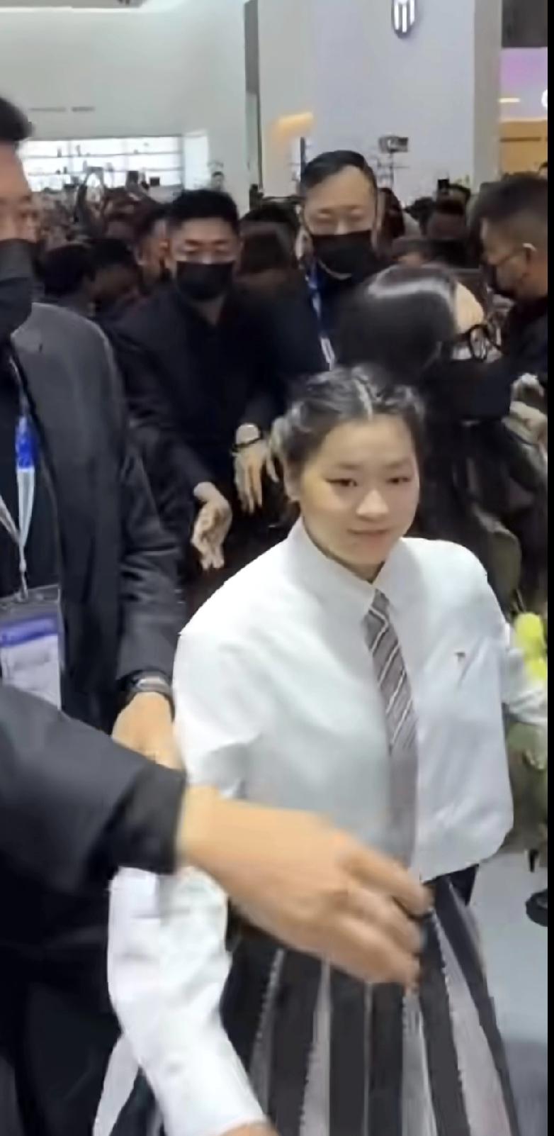 全红婵现身上海，解锁万家乐代言人新身份✨今天（3月12日），奥运冠军全红婵