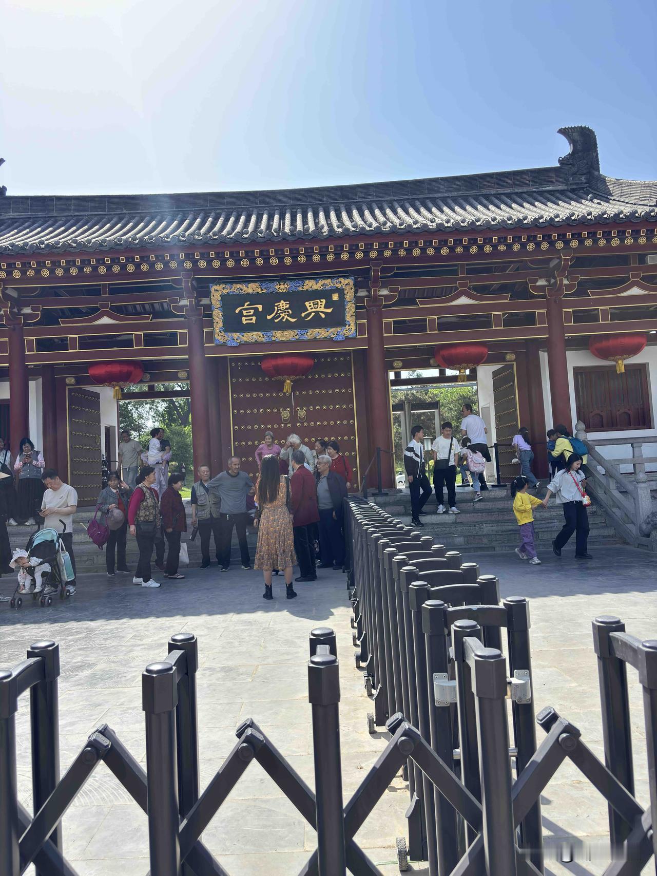 西安兴庆公园改造后，第一次来这里，看到人还挺多的，感觉还可以，也有网友说，改造后