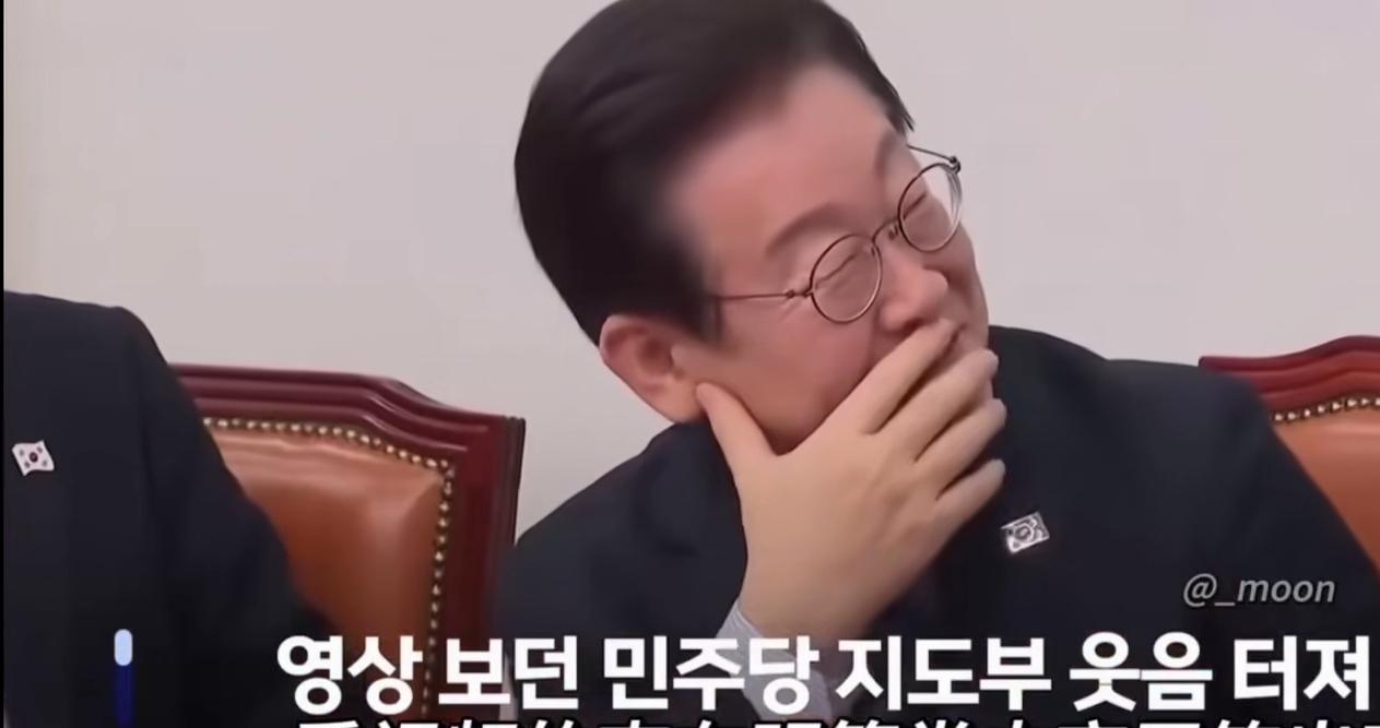 韩国总统李在明这下笑得合不拢嘴了，看大屏幕上的尹锡悦被审讯时的神情，整个人都非常