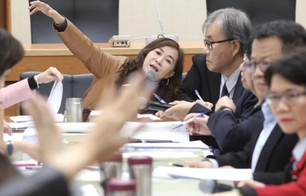 撑了2天，就认怂！民进党欲修改两岸条例，突然火速撤案，发生了什么，竟让民进党如此