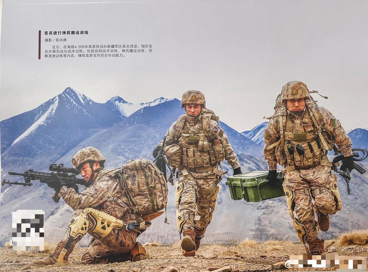 西部战区新疆某部步兵单位在训练中，单兵穿戴外骨骼，在高海拔地区，为战士搬运武器装