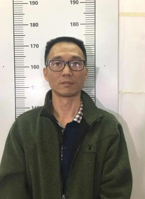 1995年，广东一高干子弟杀死银行运钞员，劫走现金1500万后逃离了现场。此后他