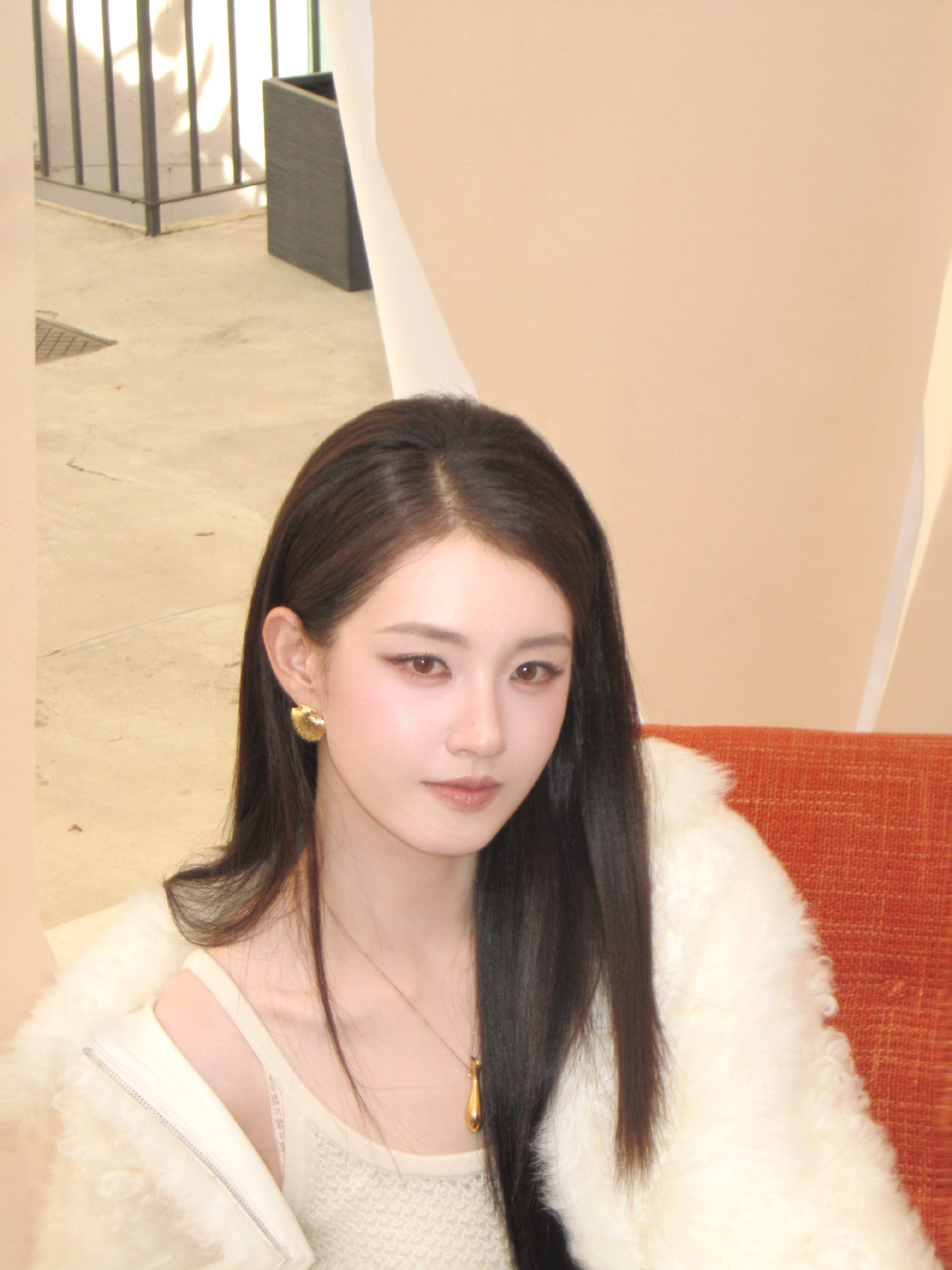 郭宇欣这套白色也好看的！第一次参加时装周是成功的～​​​