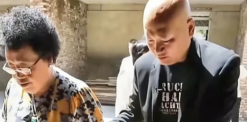陈丽华和丈夫迟重瑞陪同鲁豫参观博物馆，83岁陈丽华被丈夫搀扶气势足，迟重瑞宛如贴