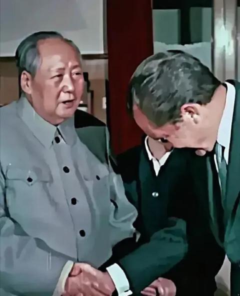 有人骂尼克松：堂堂美国总统见了毛主席，就像个奴才一样，低头哈腰，为什么不彰显美国