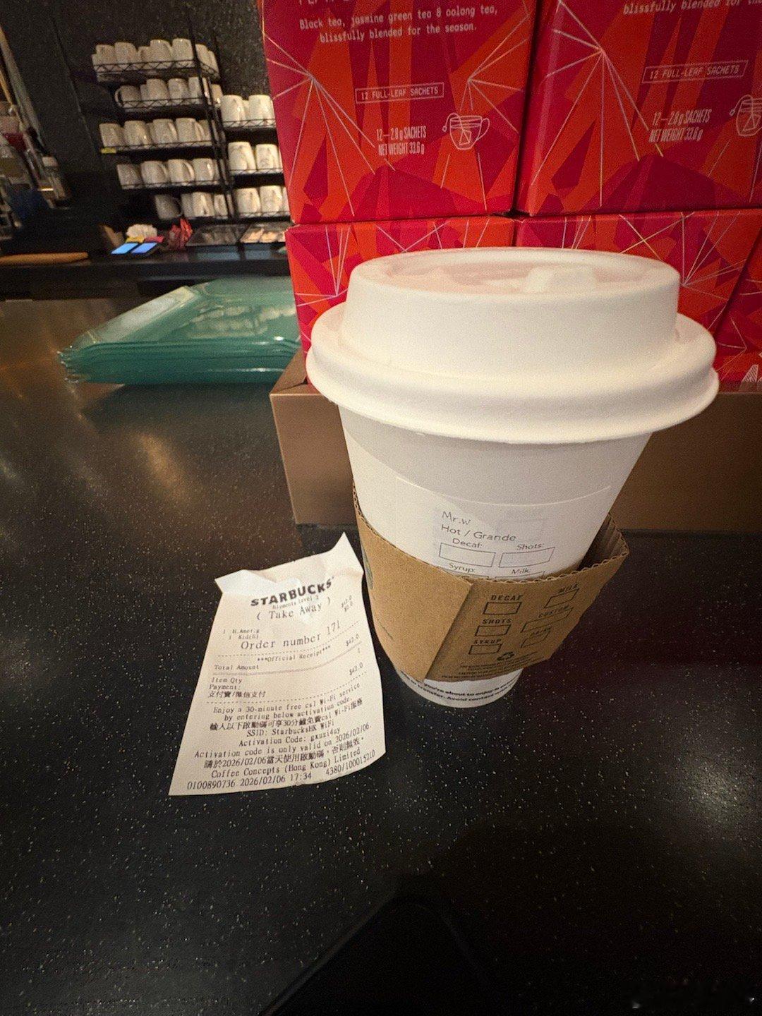 在香港的星巴克点了一杯美式，美女服务员问我怎么称呼？我说，我姓郑..美女说，哪个