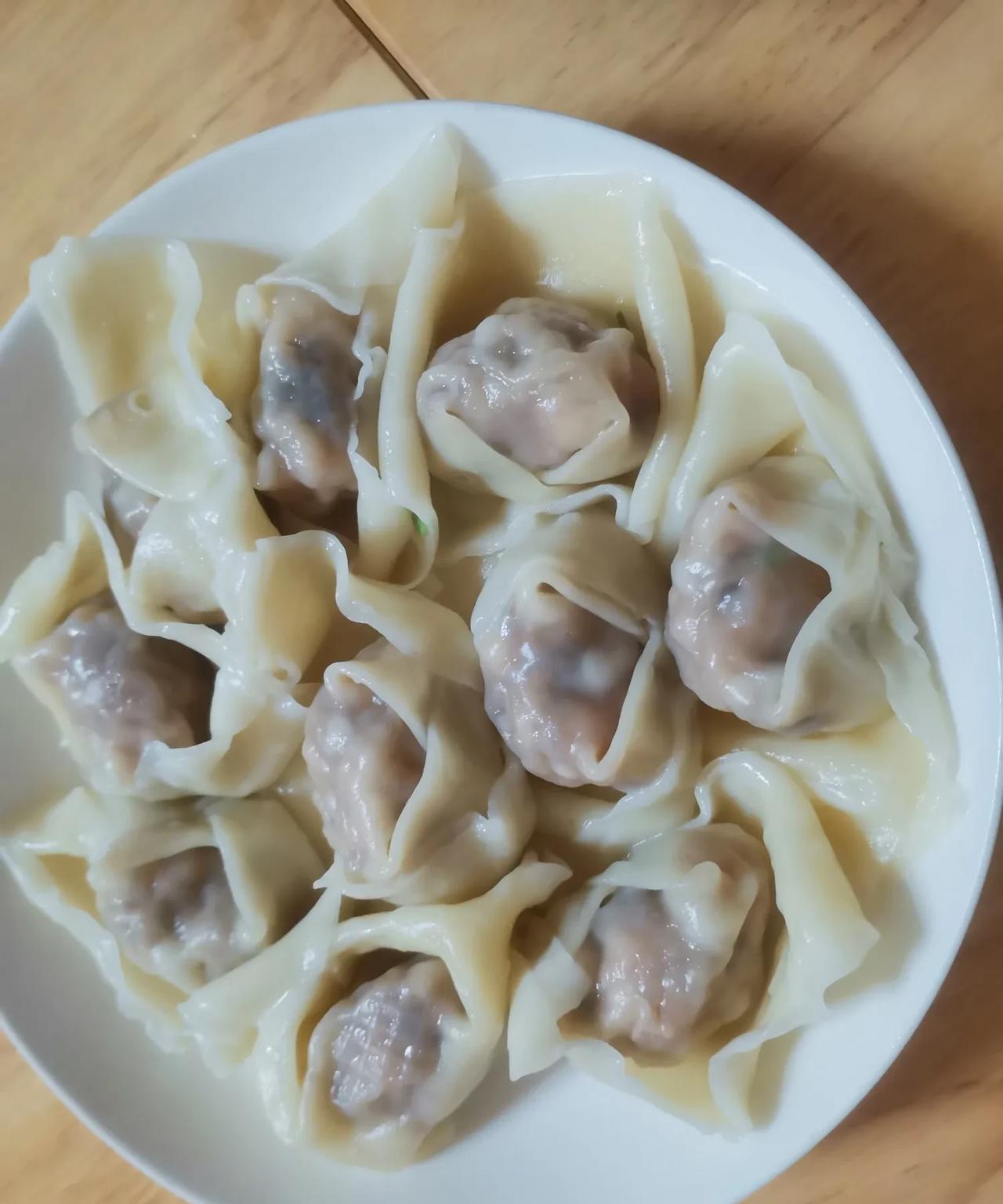 今日午餐超级简单，就是冷馄饨+冷饺子。想不出要吃点什么小菜，啥也不做了……只想躺