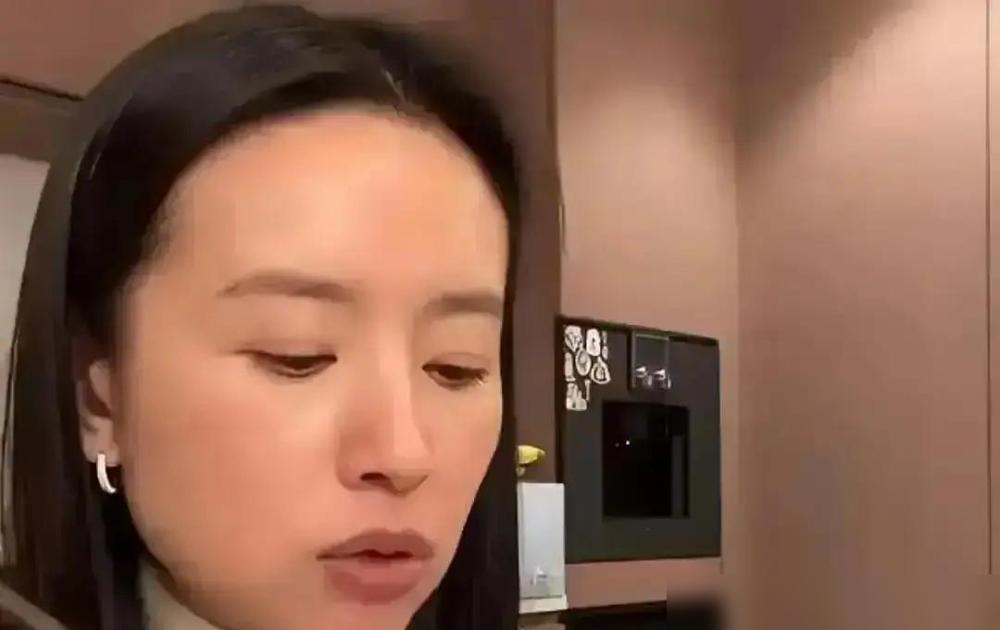 三万瓶洗发水在她手里转了个圈。没人喊“321上链接”。董洁只是把瓶子倒过来，泡沫