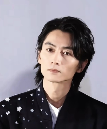 我的妈呀，这是陈晓吗？都瘦脱相了，乍一看好像50的人了怎么又老又瘦，好疲