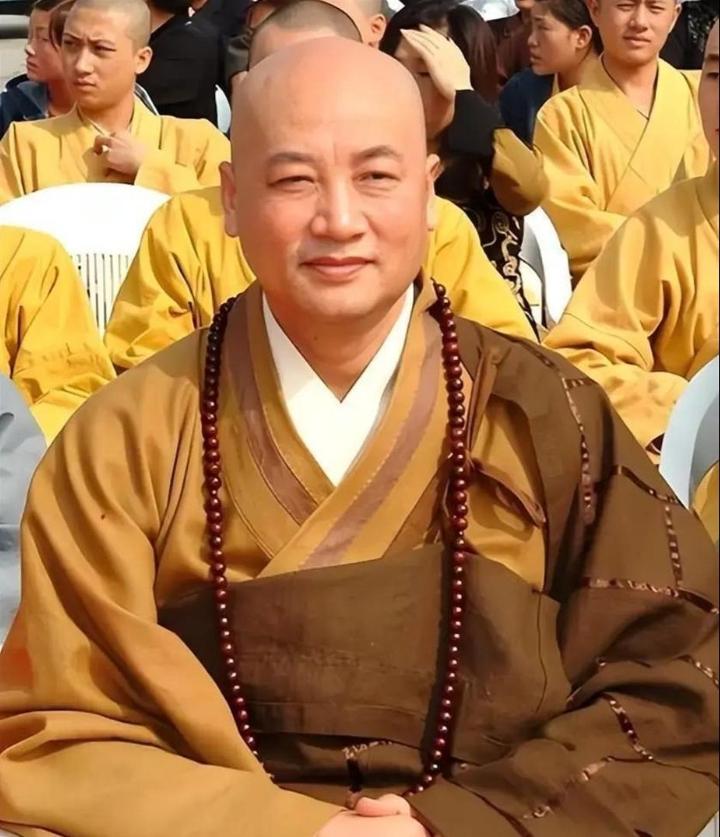 迟重瑞现身寺庙，根本不是出家，别瞎传了！最近迟重瑞被拍到在寺庙里诵经，网上