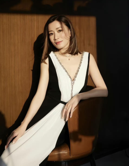 佘诗曼立遗嘱我能接受她把财产全留给家人我也接受但我真的不能接受她15岁出来工