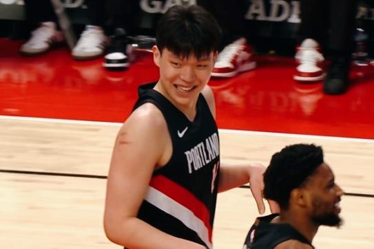 笑开了！杨瀚森打成2+1，网友：多谢韦斯利。末节还剩3分17秒，开拓者1