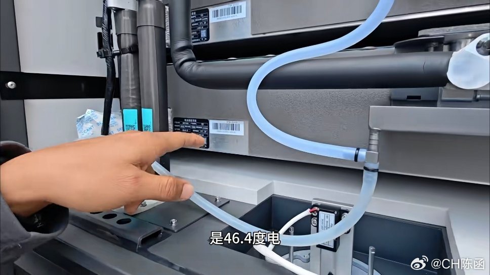 有博主拍了比亚迪兆瓦闪充电柜内部结构原来里面放了4租46.4度电的电池包，而且还