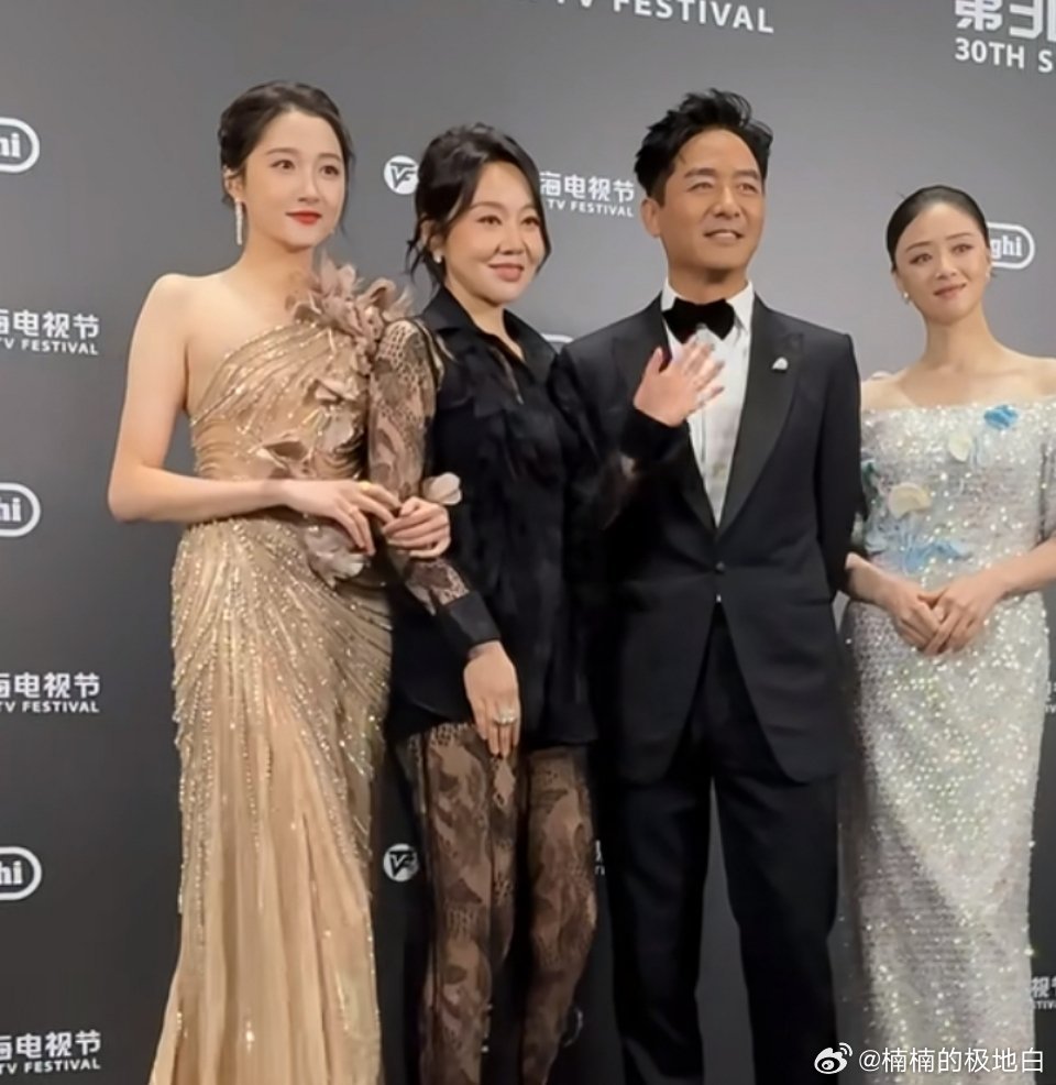 娱乐圈真的挺现实的，《小巷人家》红毯，提名的父母辈儿演员去了，没被提名的孩子辈儿