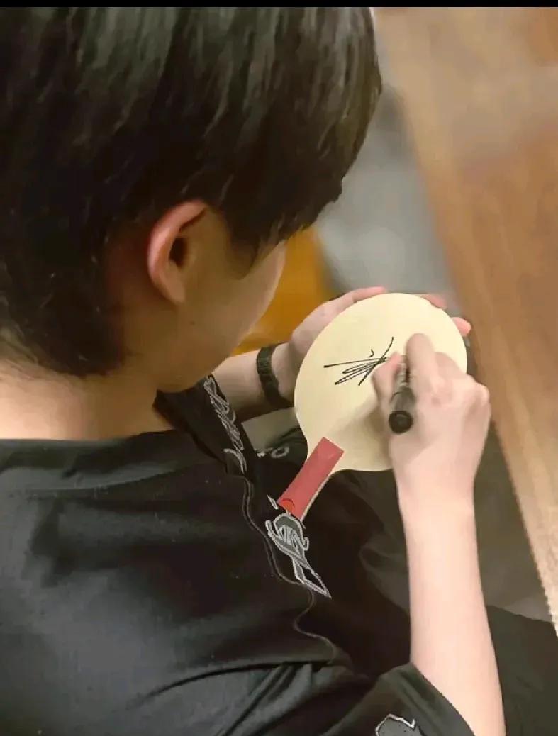 王楚钦最新那个签名照，说实话是真有点显油腻。昨天他一到厦门，没歇着就直奔场地开始