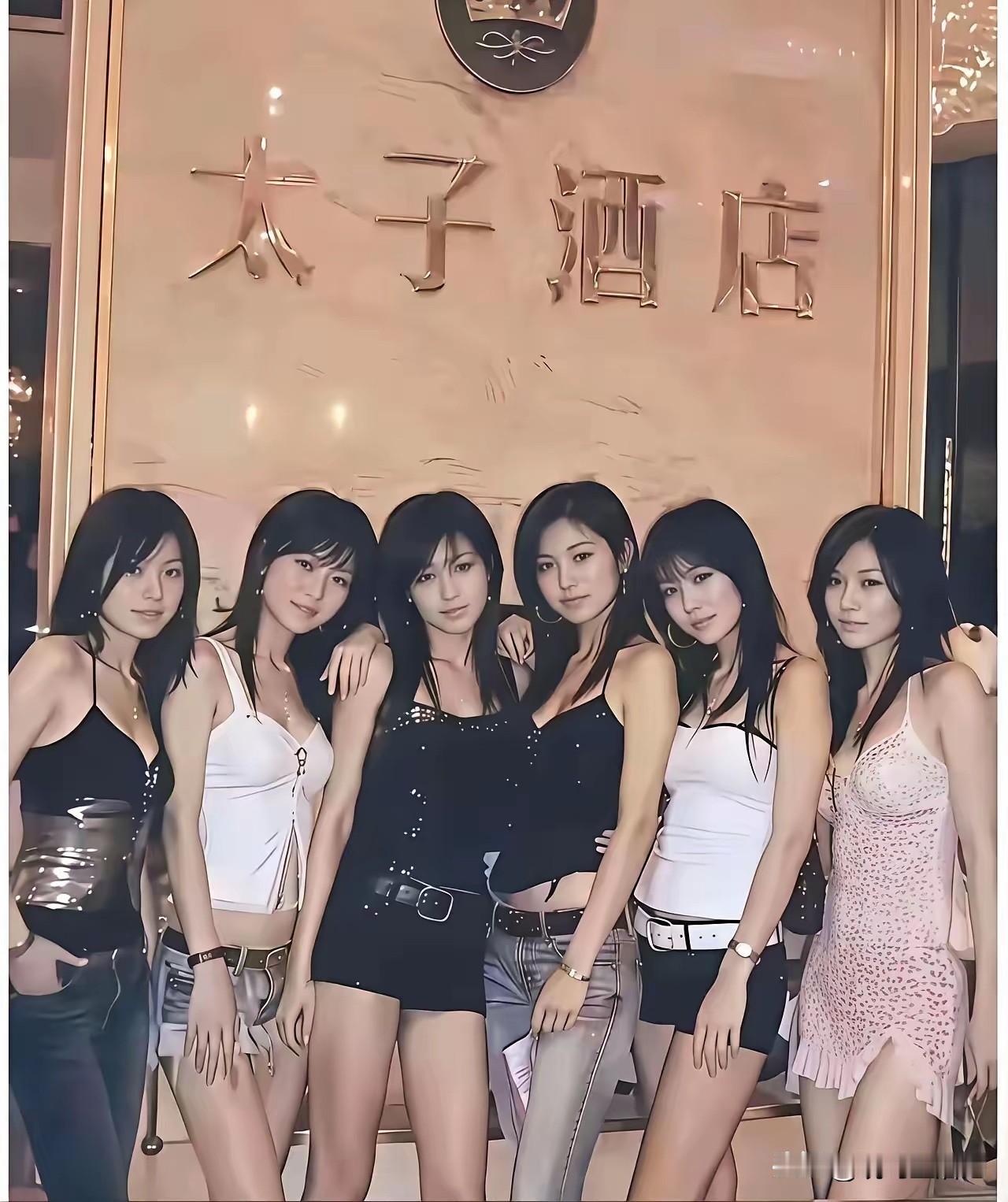 好闺蜜一起出来旅游，酒店留影。