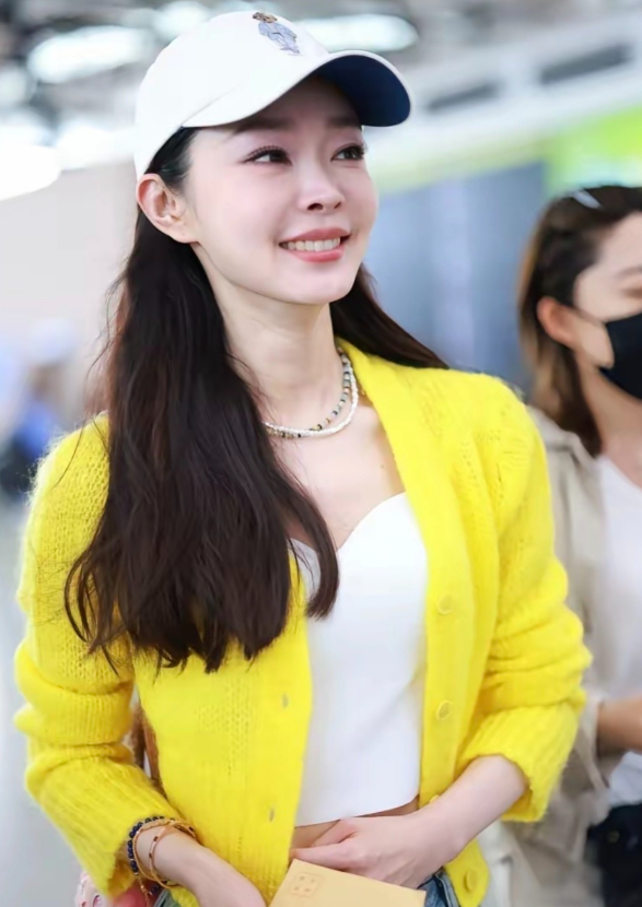 宋轶穿黄色毛衣，搭配牛仔裤，温柔显活力