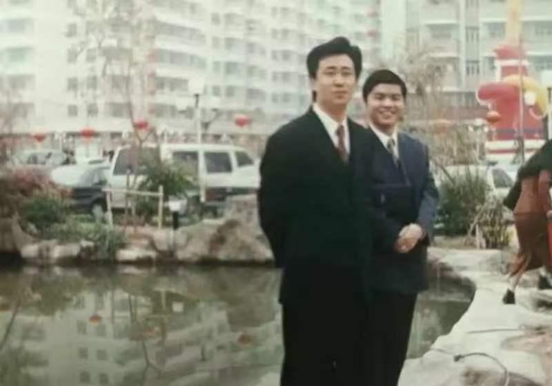 我爸和许家印的合影，右边是我爸，95年还是96年的合影，他自己也忘了，当时许