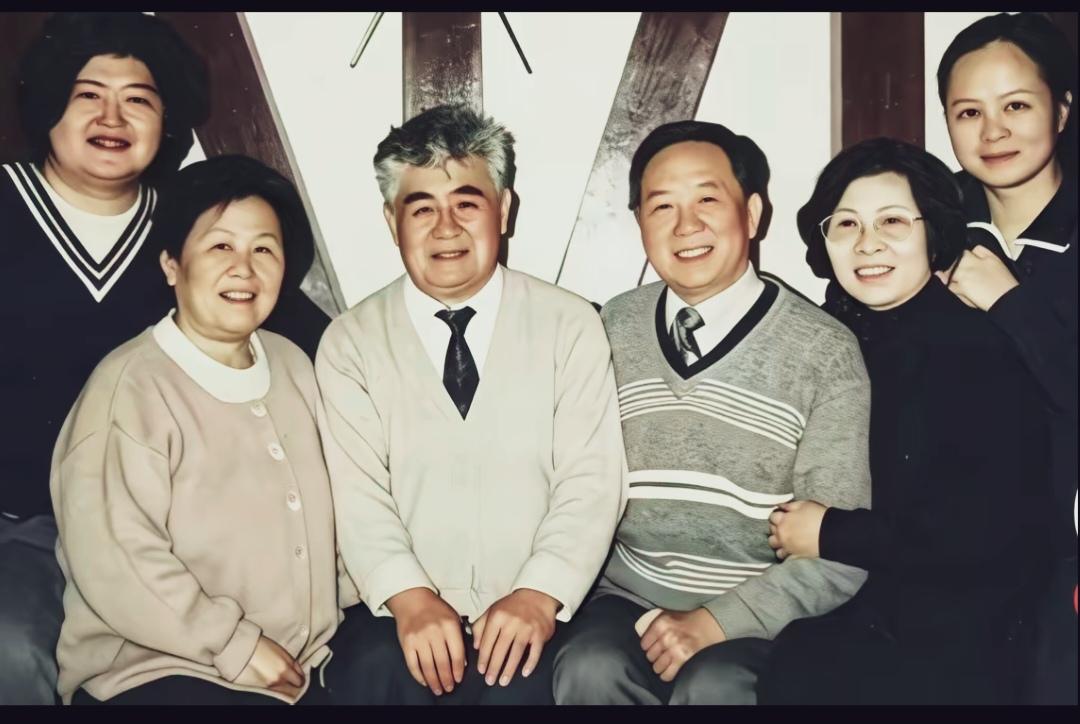 左边是刘欢与刘欢父母，右边是夫人卢璐及其父母。