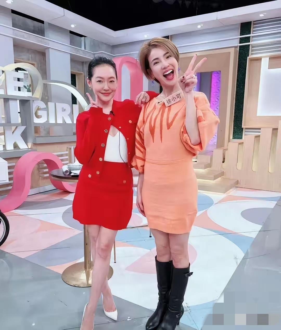 小S终于复工了。因为大S突然离世，小S伤心到无法工作，所以请了吴姗儒代班。