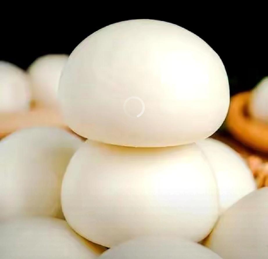 最近，老外好像被中国馒头给整不会了。不是尝鲜吃一个，是冲进超市，拎起那种透明大