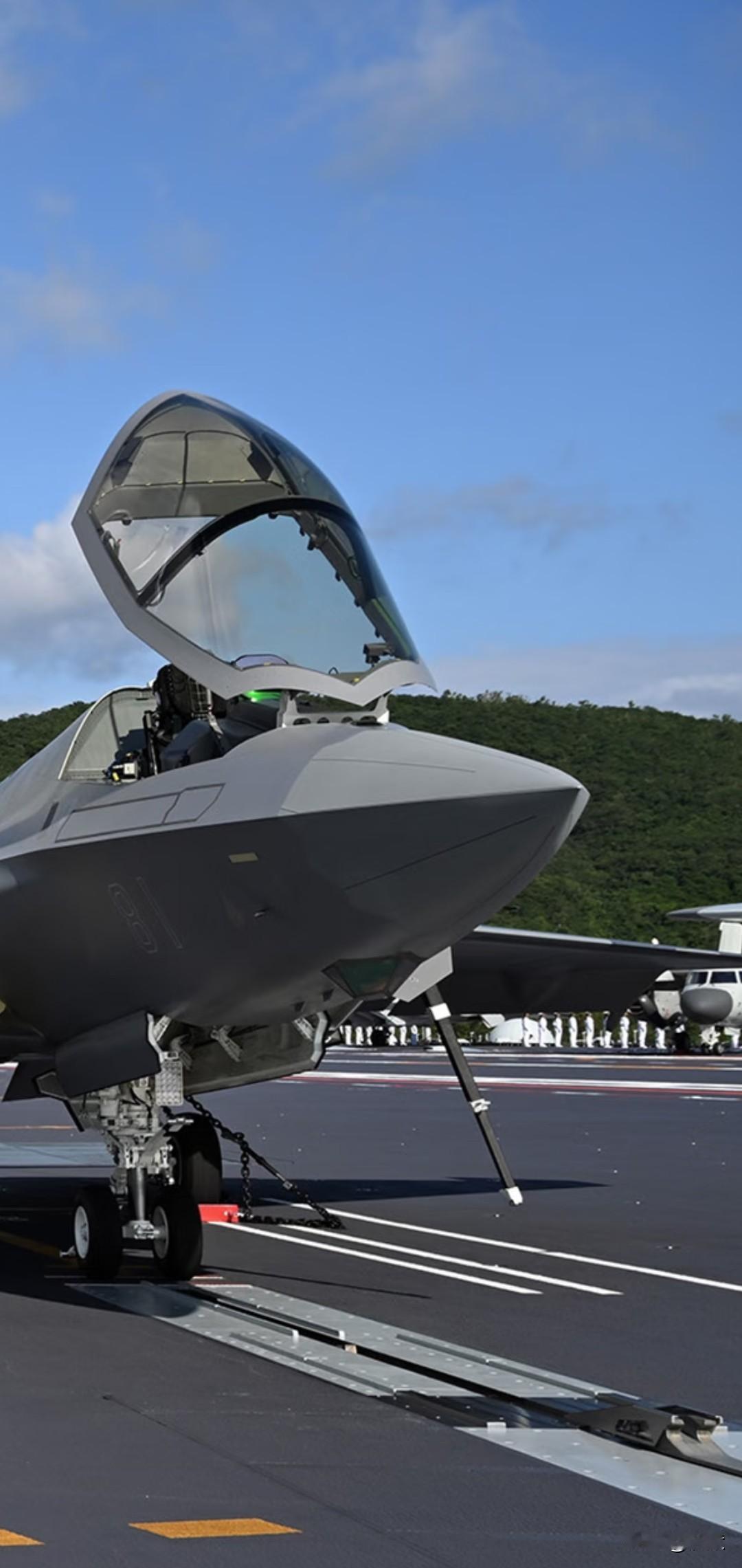 【竖屏高清——歼35隐身舰载战斗机！】歼35亮相以来，从未展现过机翼折叠状态，招