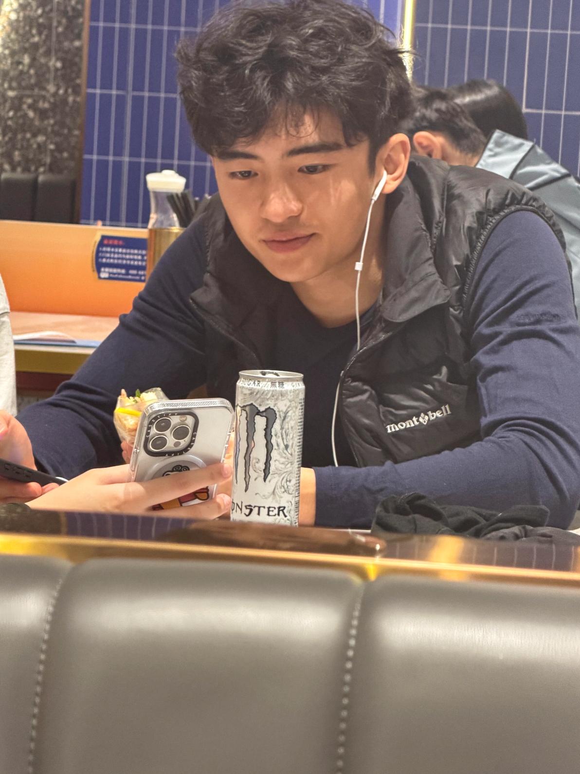 谢霆锋大儿子眉眼间很像爸爸，侧脸帅气。谢霆锋和张柏芝的大儿子谢振轩Lucas被网