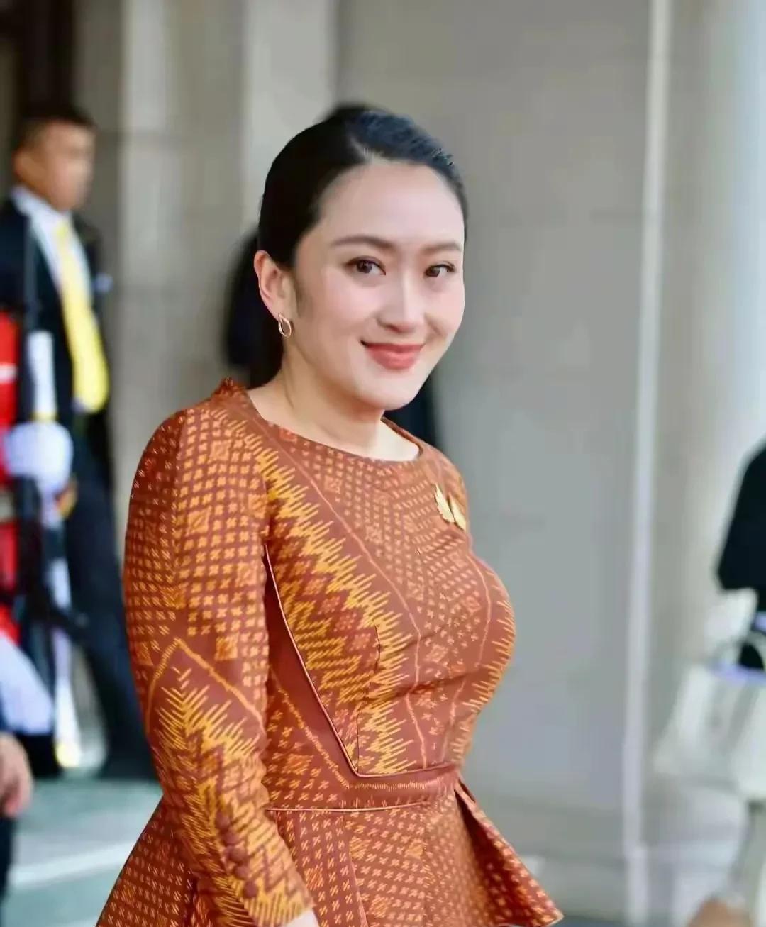 佩通坦有救了，她赢得了泰王的御批，继续担任总理职务，还批准了佩通坦组建新内阁的名