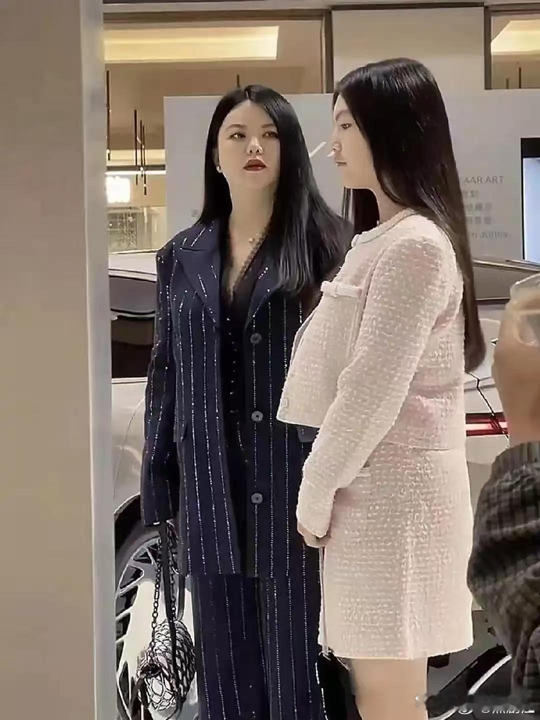 李湘女儿身材越来越像妈妈了