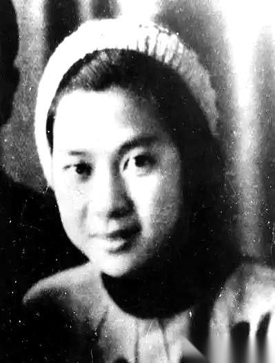 特务把她放了。她一转身，就自杀了。你是不是觉得她傻？刚从鬼门关出来，怎么就想