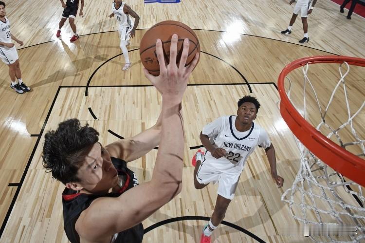 机智啊！今天进行的NBA全明星周末新秀赛中，代表发展联盟明星队登场的杨瀚森表现出