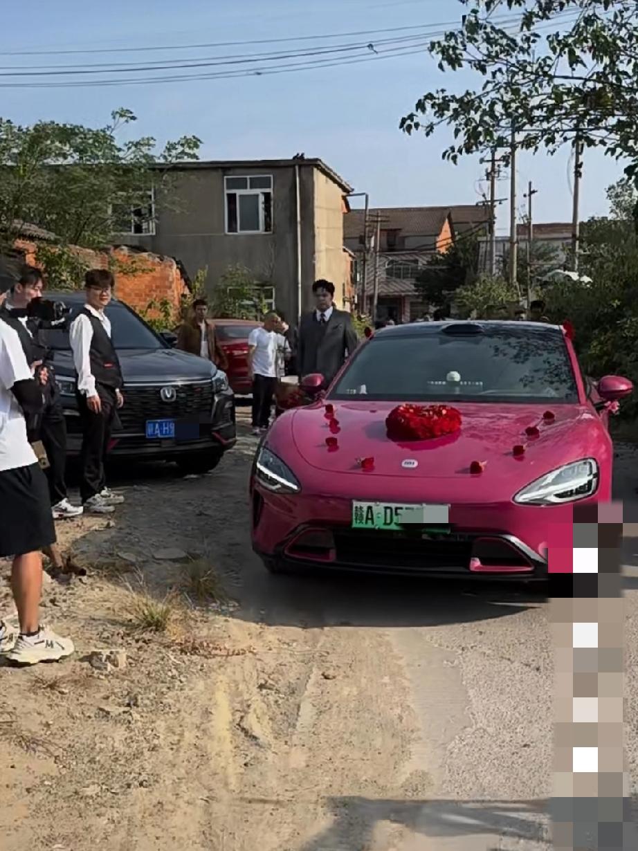 江西，小米车主发文称:小米婚车给的情绪价值，不是任何婚车可以比拟的……网友不禁