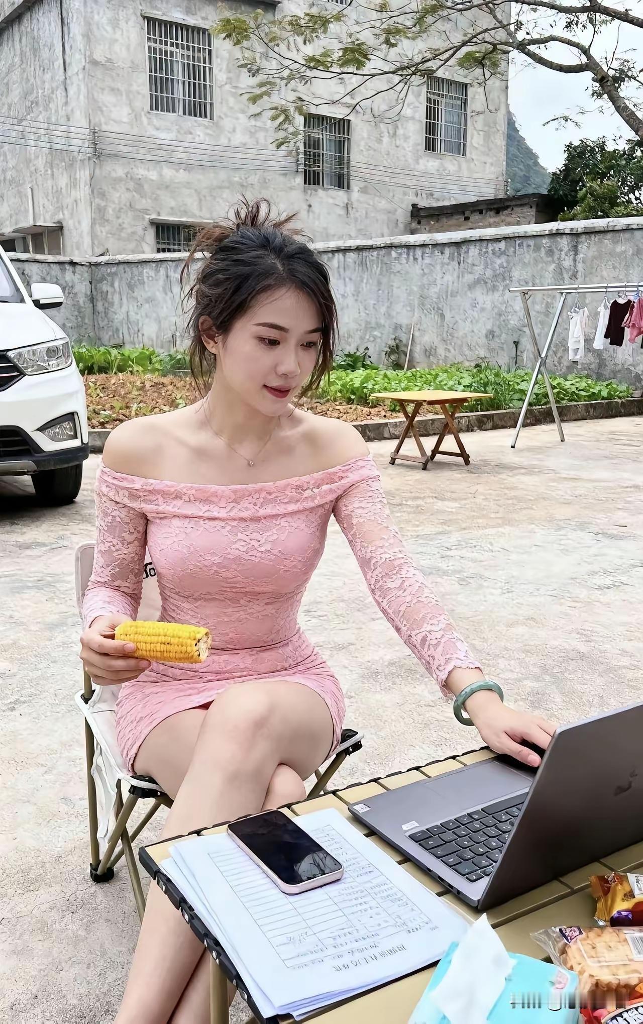 女生如何让自己越来越精致有魅力?在村里吃玉米，出门就是