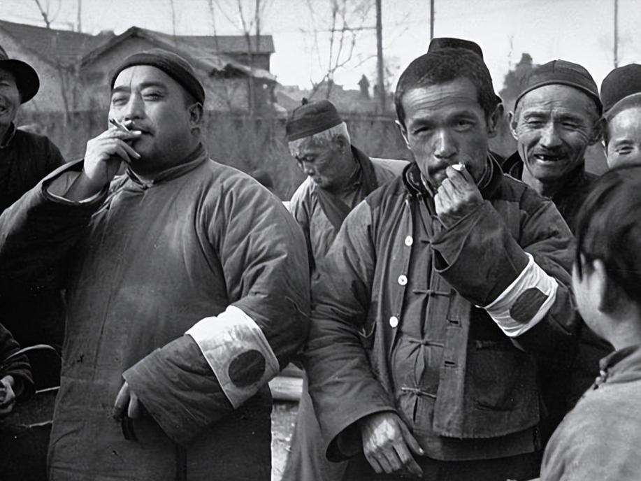 1944年，一名日军的翻译官突然打开牢门，朝着牢中全身都是血的九名八路军战士大喊