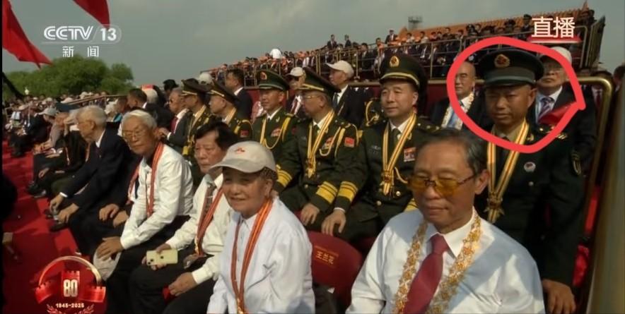 昨天上午的阅兵直播，给到观众席钟南山钟老所在区域几秒镜头。当时一眼发现钟老，再仔