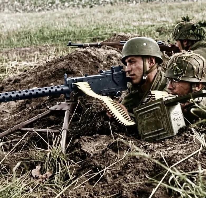 一张上色的相片1944年10月，德国第五伞兵师的伞兵在荷兰使用缴获的美国勃