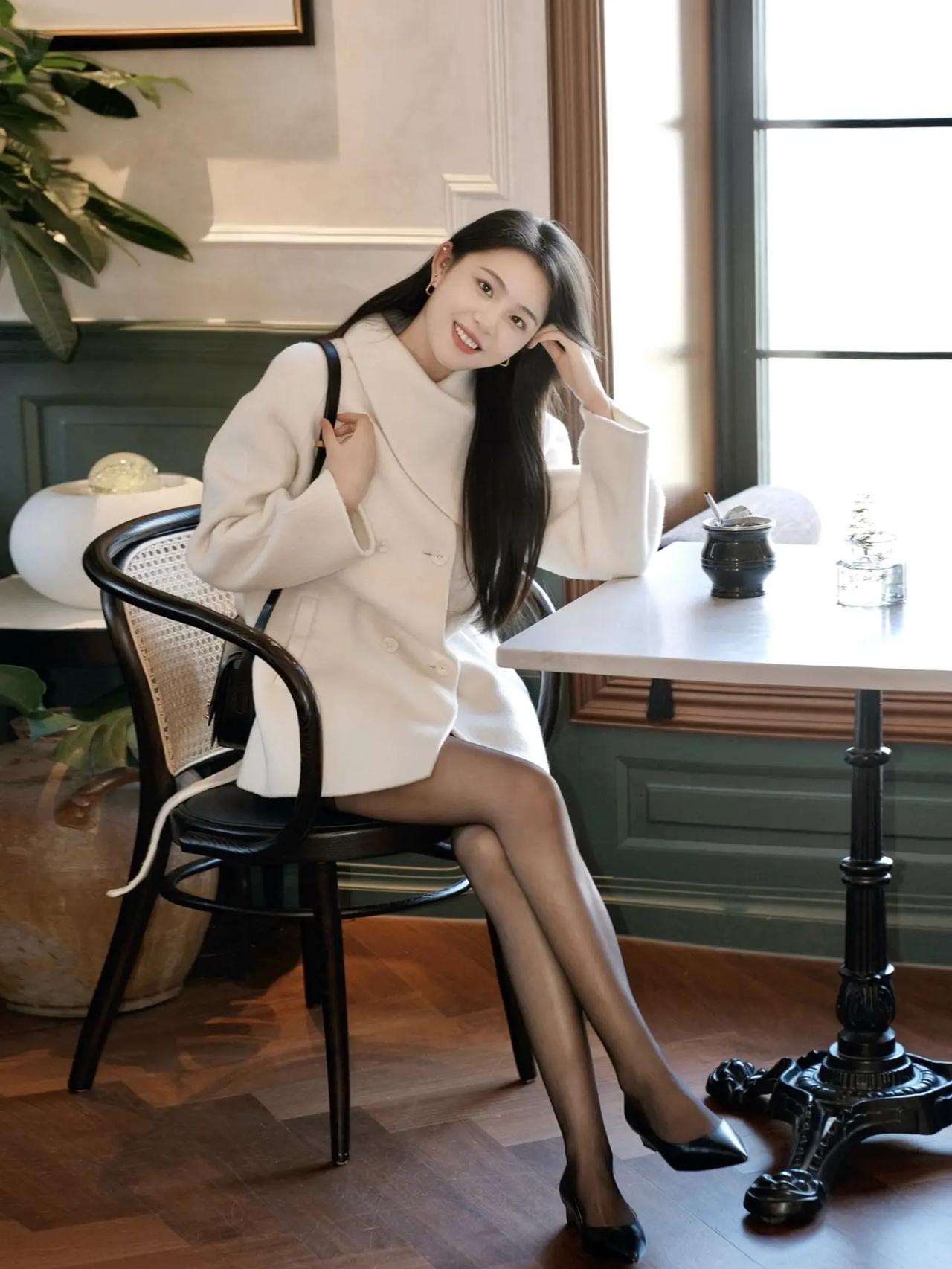 米白色大衣让冬天的都显得温柔，阳光穿过窗户，让空气都漫着咖啡的香甜。美女@小元酱