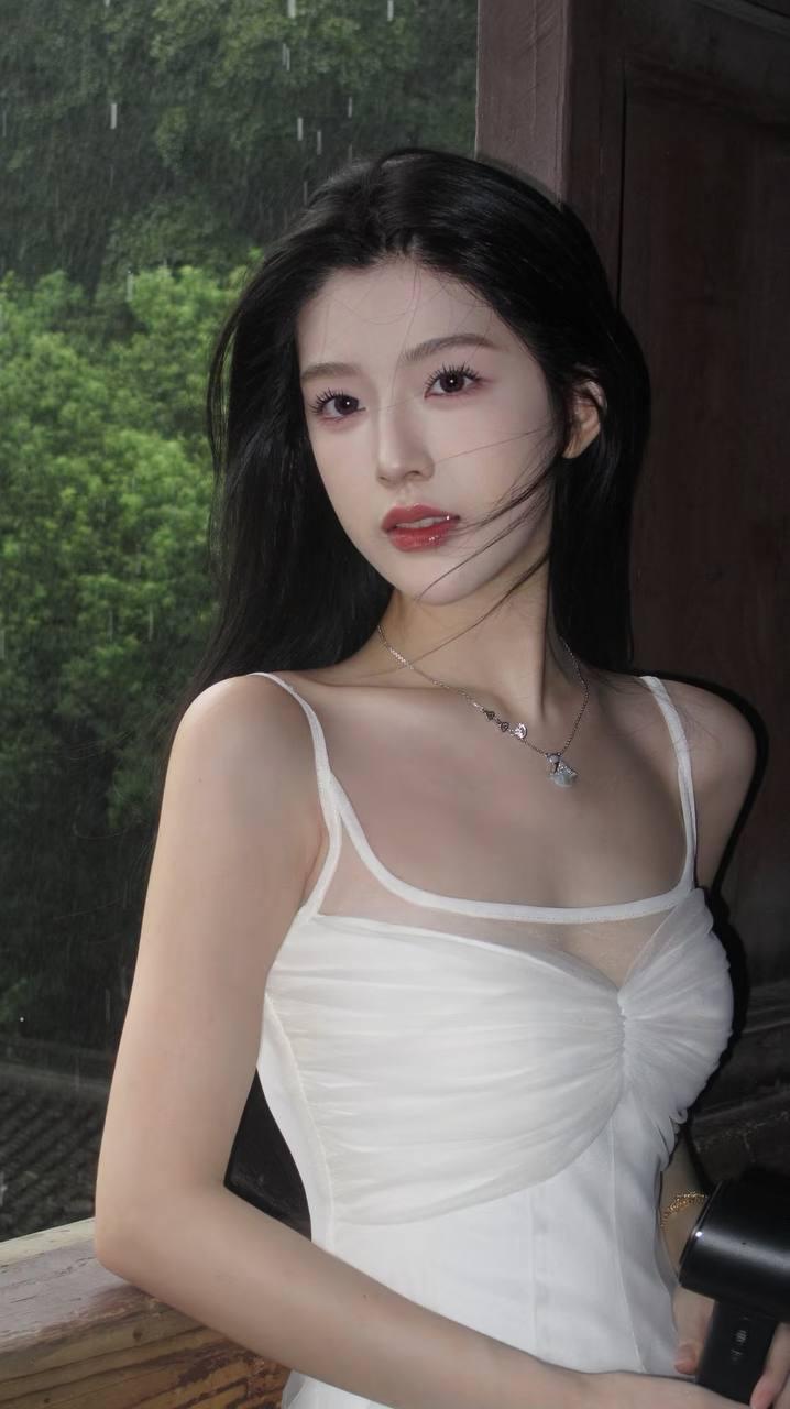 雨中仙子，白裙飘飘，宛如画中人仙女高清美女白衣仙女之舞